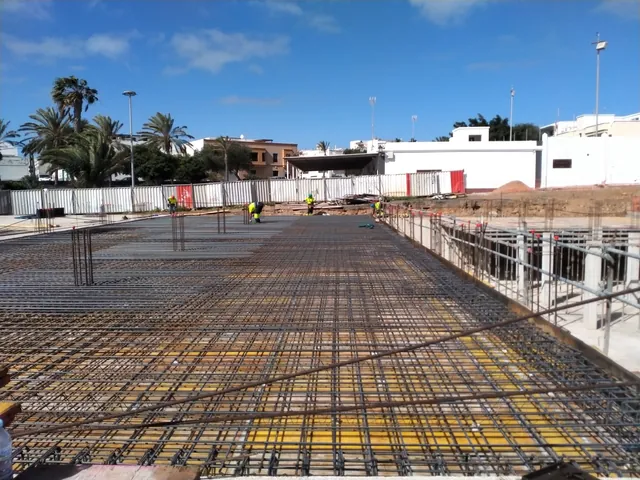 Mallazo de acero sobre el encofrado de un forjado
